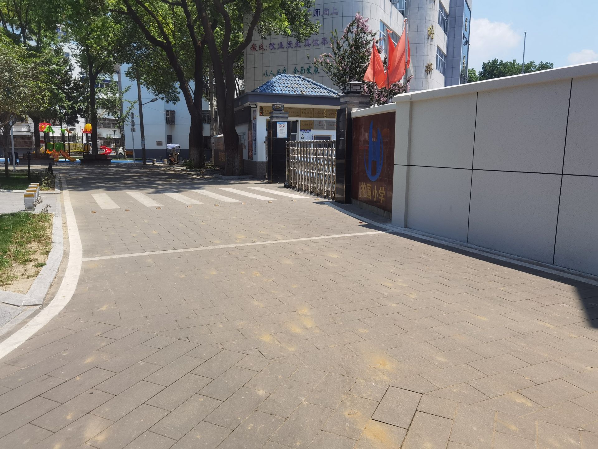 改造后護(hù)國(guó)小學(xué)門口路面.jpg.jpg