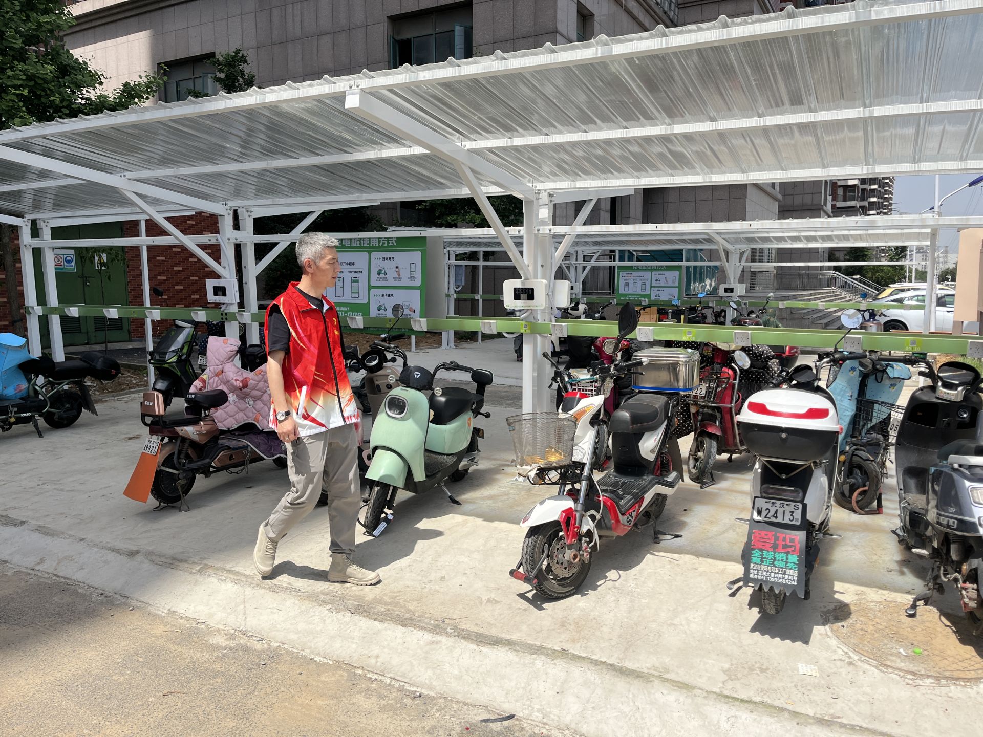 2024年5月，社區580我幫鄰志愿者引導文明有序停車。.jpg.jpg