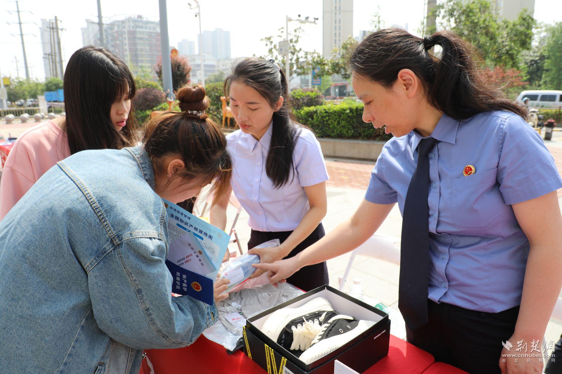 檢察官向群眾普及知識產權相關法律知識.jpg.jpg