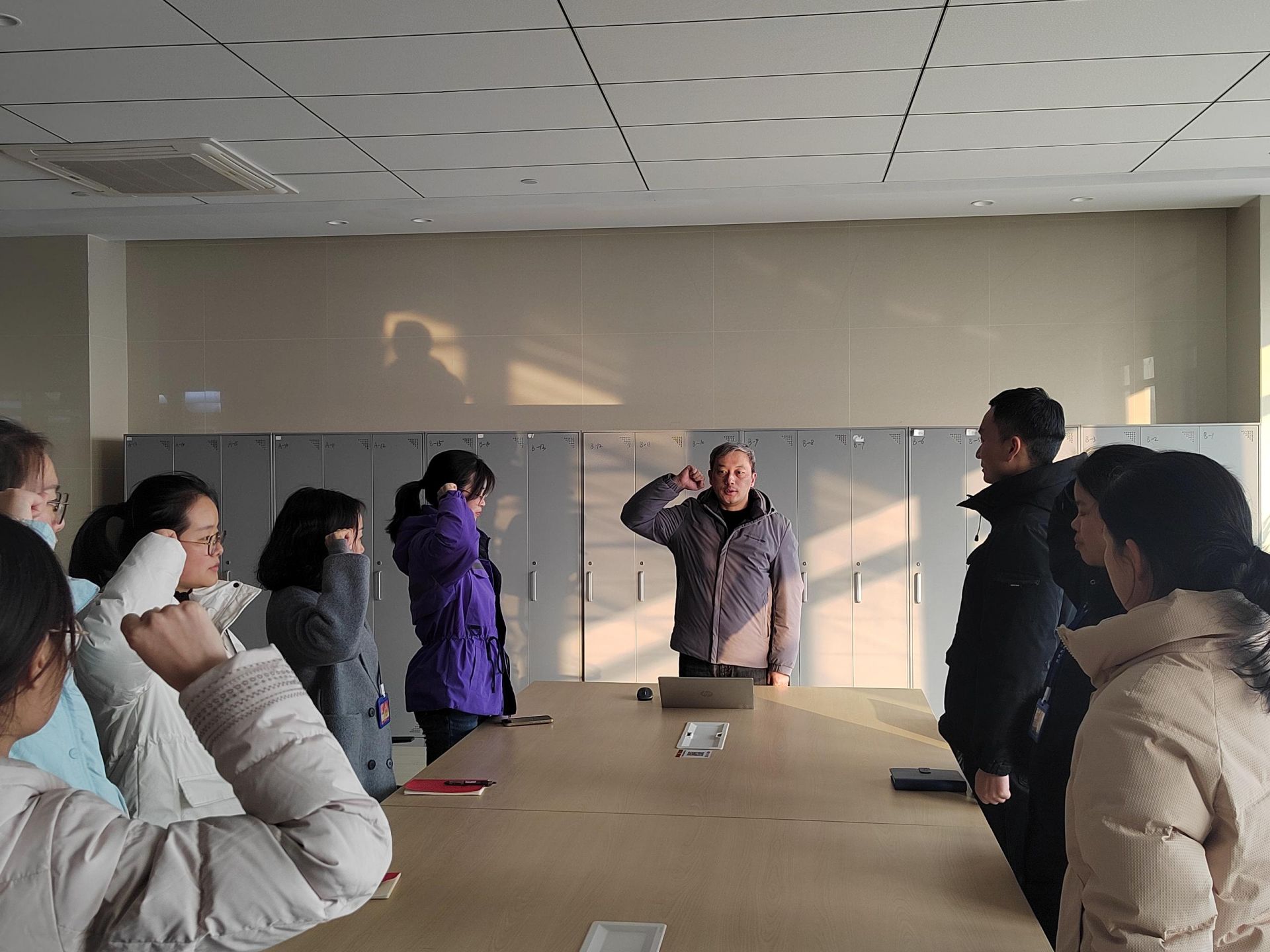 張亞方帶領(lǐng)支部成員重溫入黨誓詞.jpg.jpg