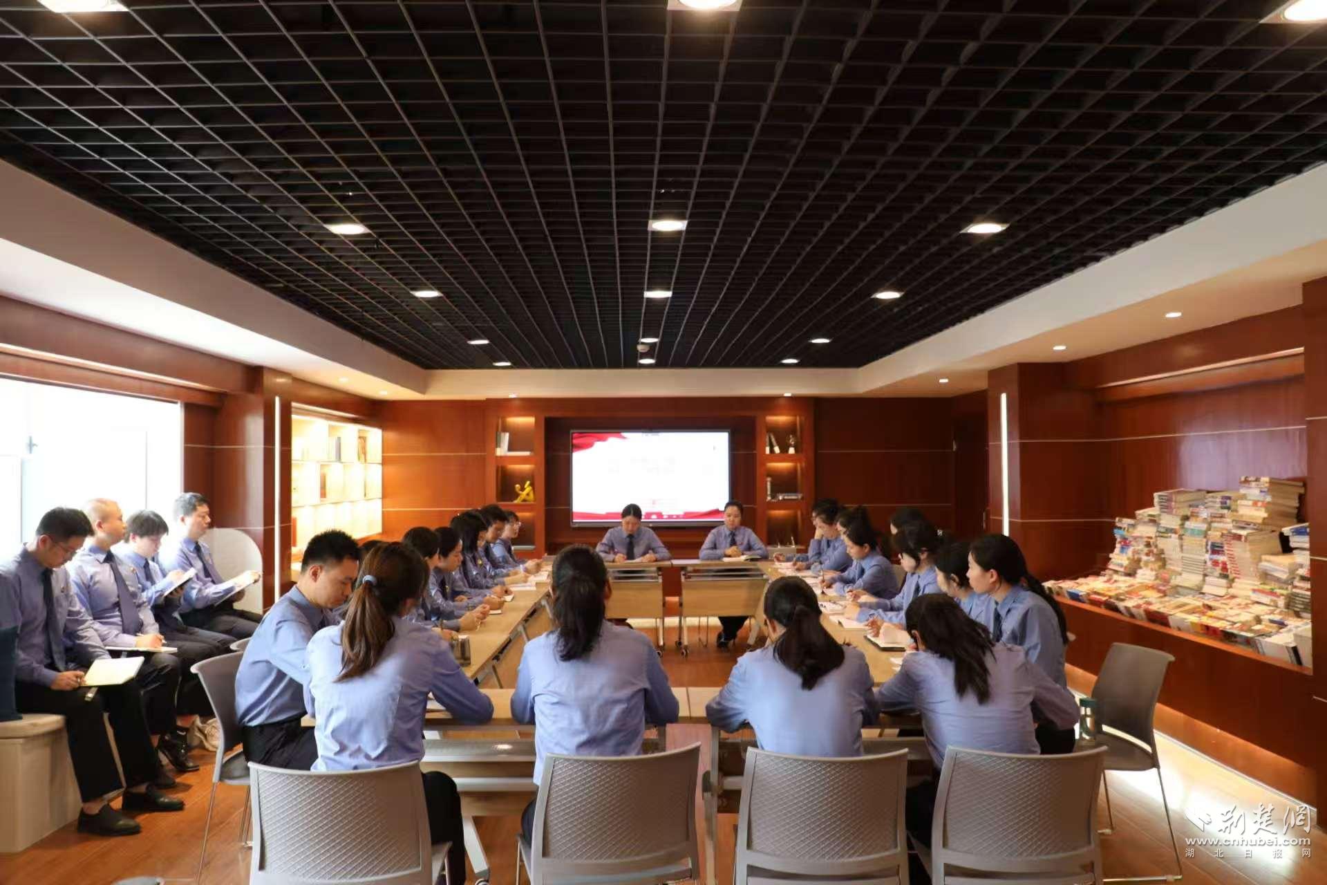 4.4月23日，黃州區(qū)檢察院“崇光青年”隊伍開展“以黨的創(chuàng)新理論說辦案、講工作——讀書分享會”活動.jpg