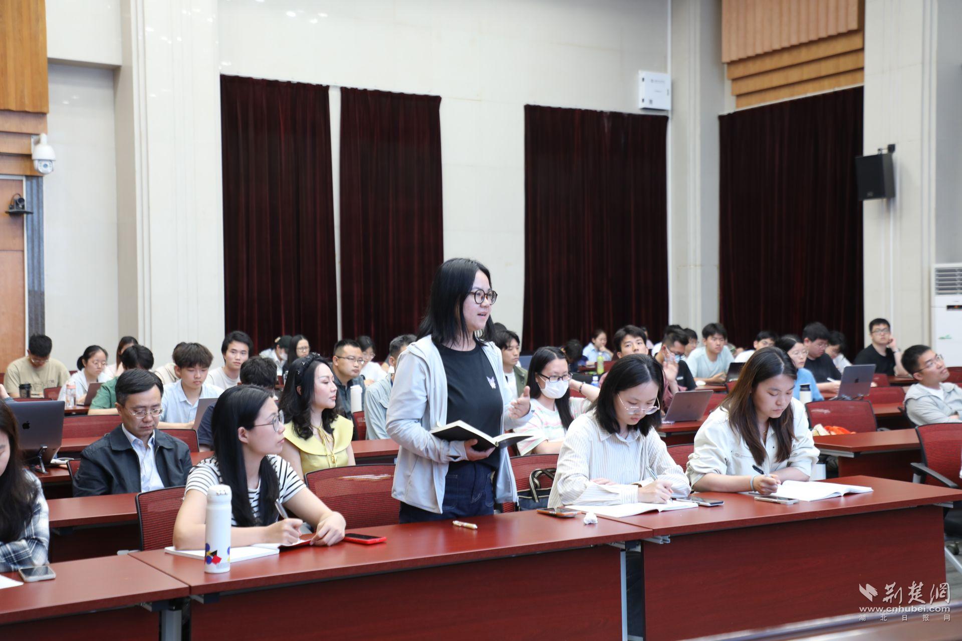 5.5月8日，黃州區(qū)檢察院“崇光青年”隊伍走進武漢大學(xué)法學(xué)院旁聽學(xué)習(xí).png.png
